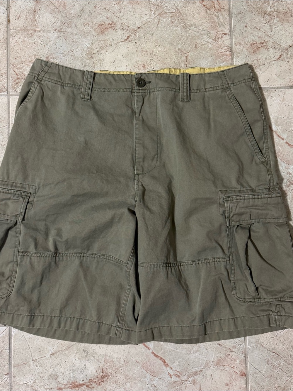 Arizona Jean Co. baggy wide leg khaki cargo shorts with camouflage lining.